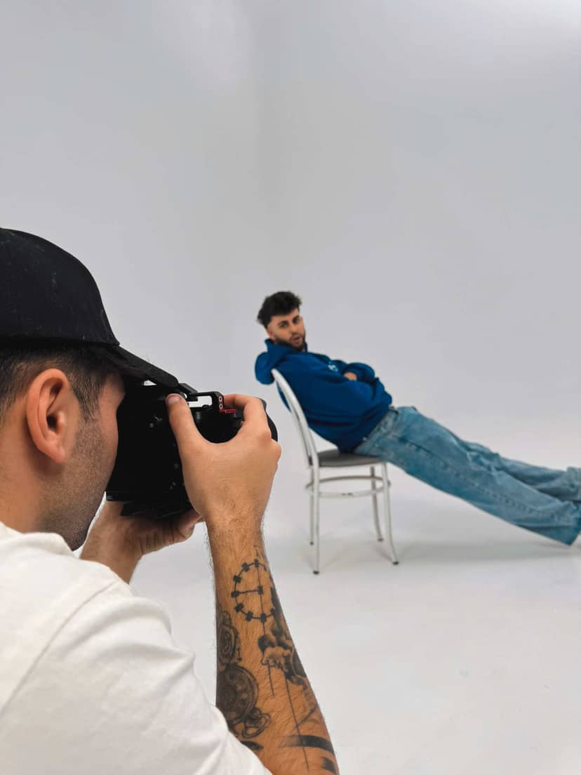 Enrique camara en mando fotografiando en estudio en vertical