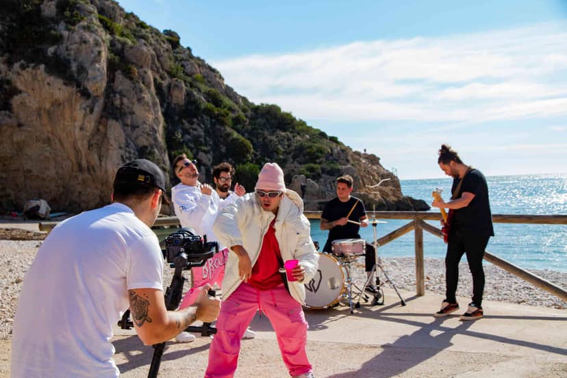 Enrique filmando a banda de musica con ronin en mano