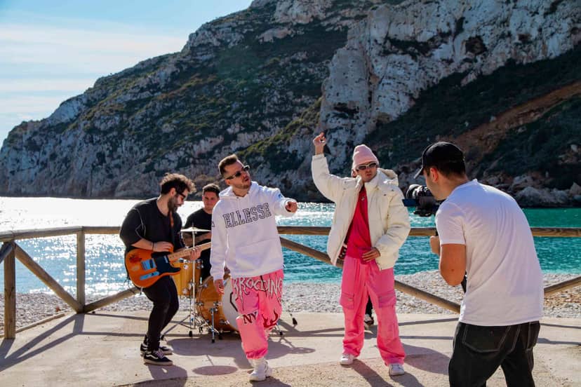 Enrique filmando en la cala Granadella